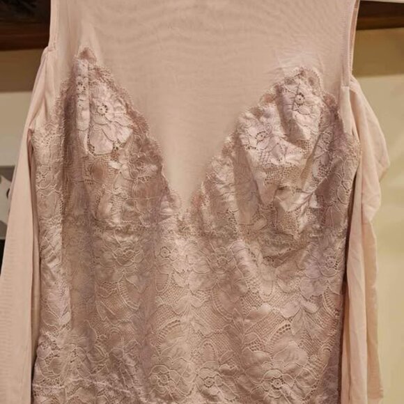 Ladies Guess Lace and Mesh Off the Shoulder Shirt - Picture 1 of 4